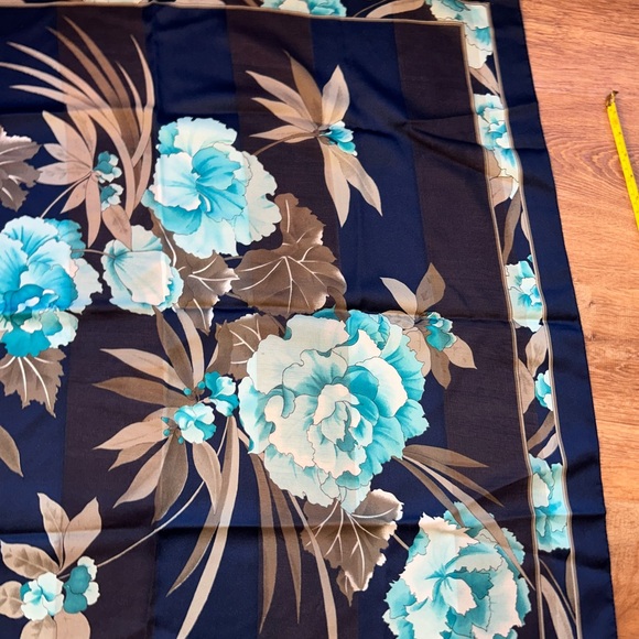 Blue floral scarf - Picture 6 of 9